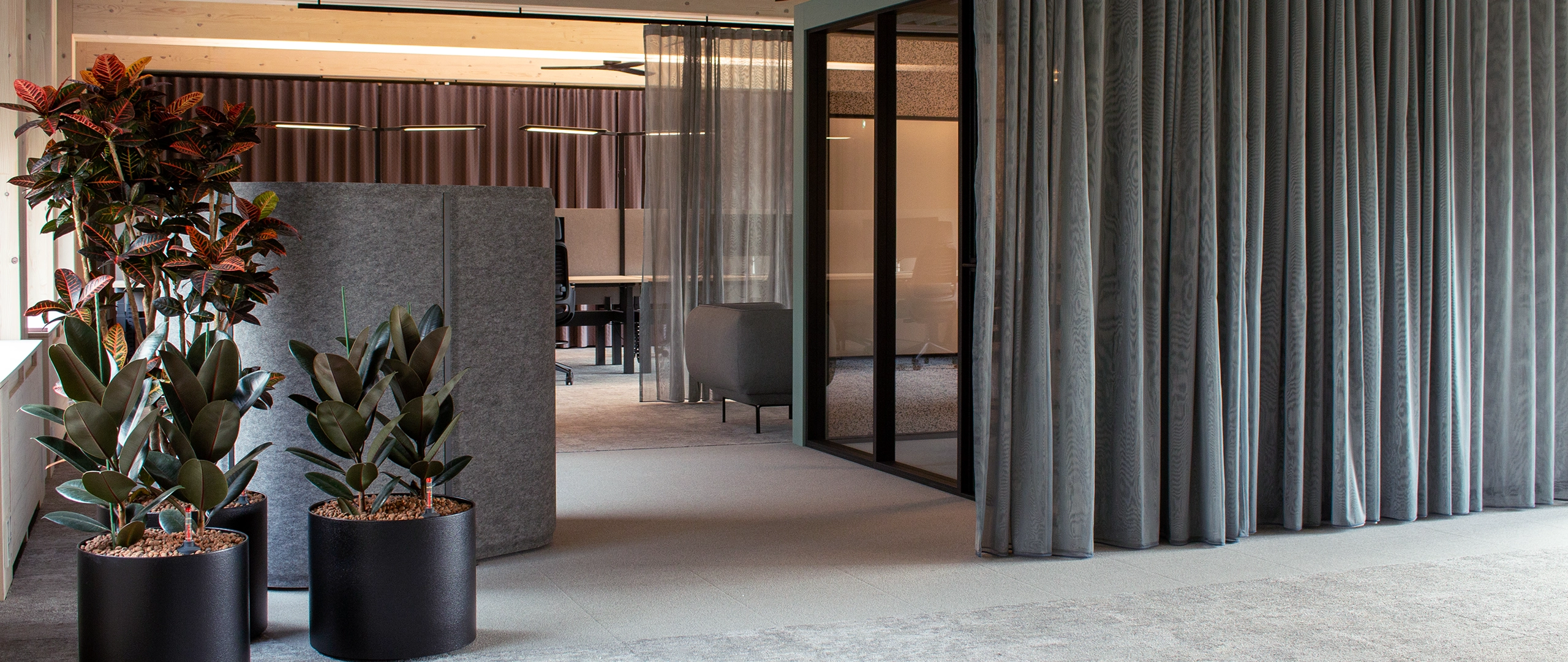 Moderner Arbeitsbereich mit Glaswänden im Büro der CPM GmbH