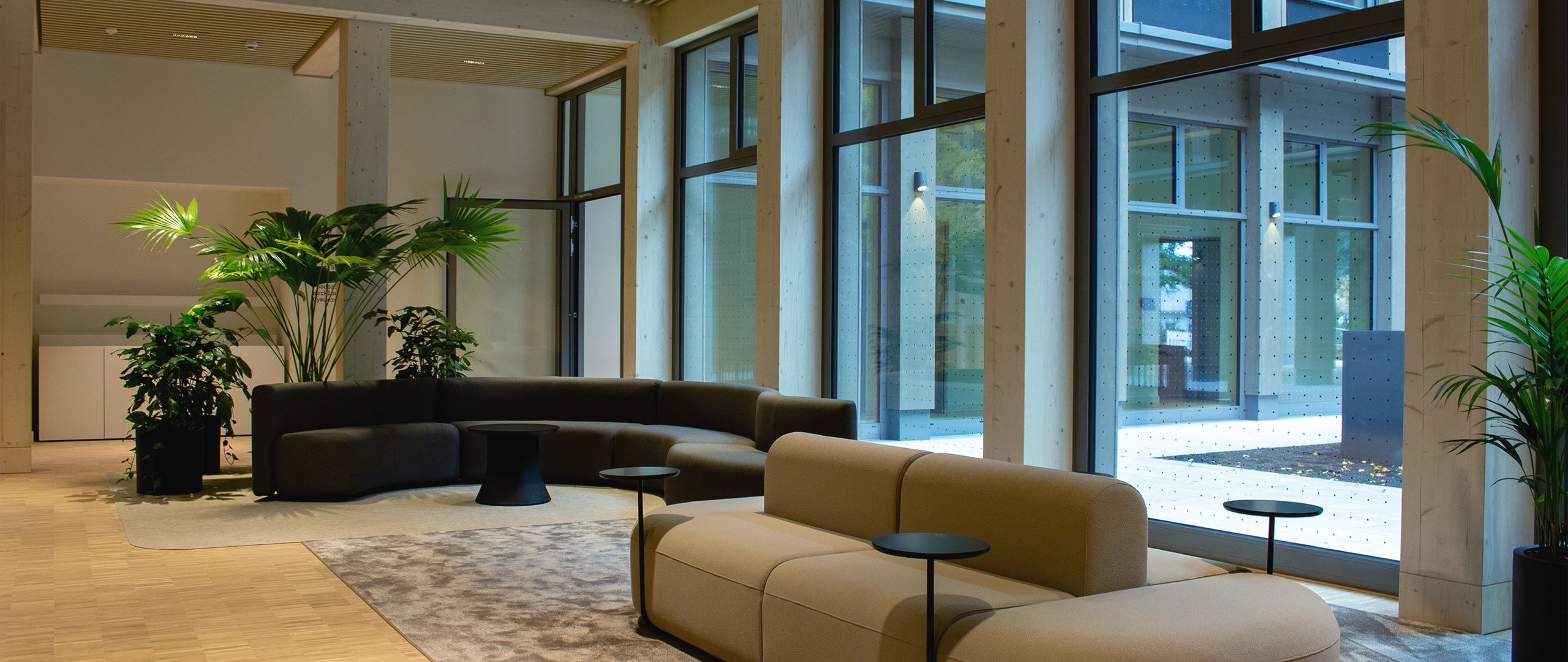 Offener Loungebereich im modernen Büro der CPM GmbH