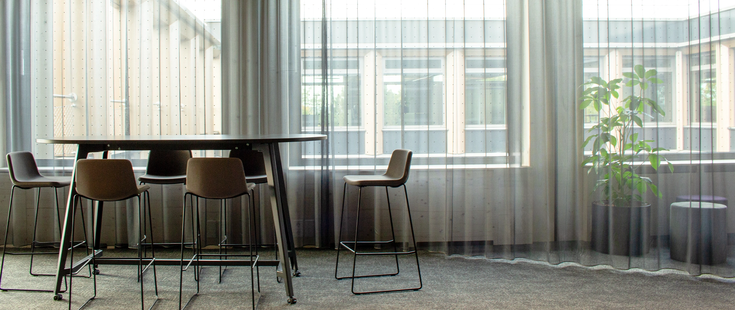 Besprechungsbereich mit Hochtisch im CPM GmbH Büro