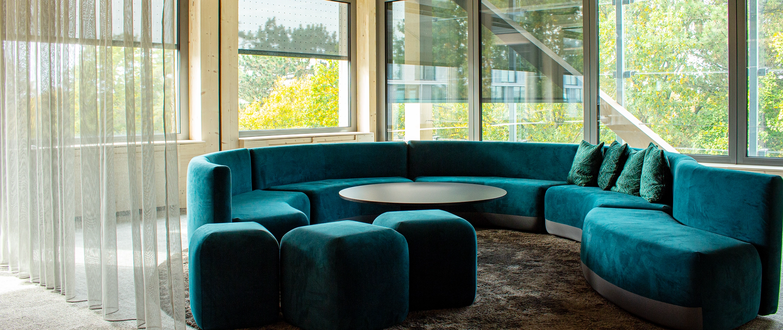 Sitzlounge im CPM GmbH Büro mit Blick ins Grüne