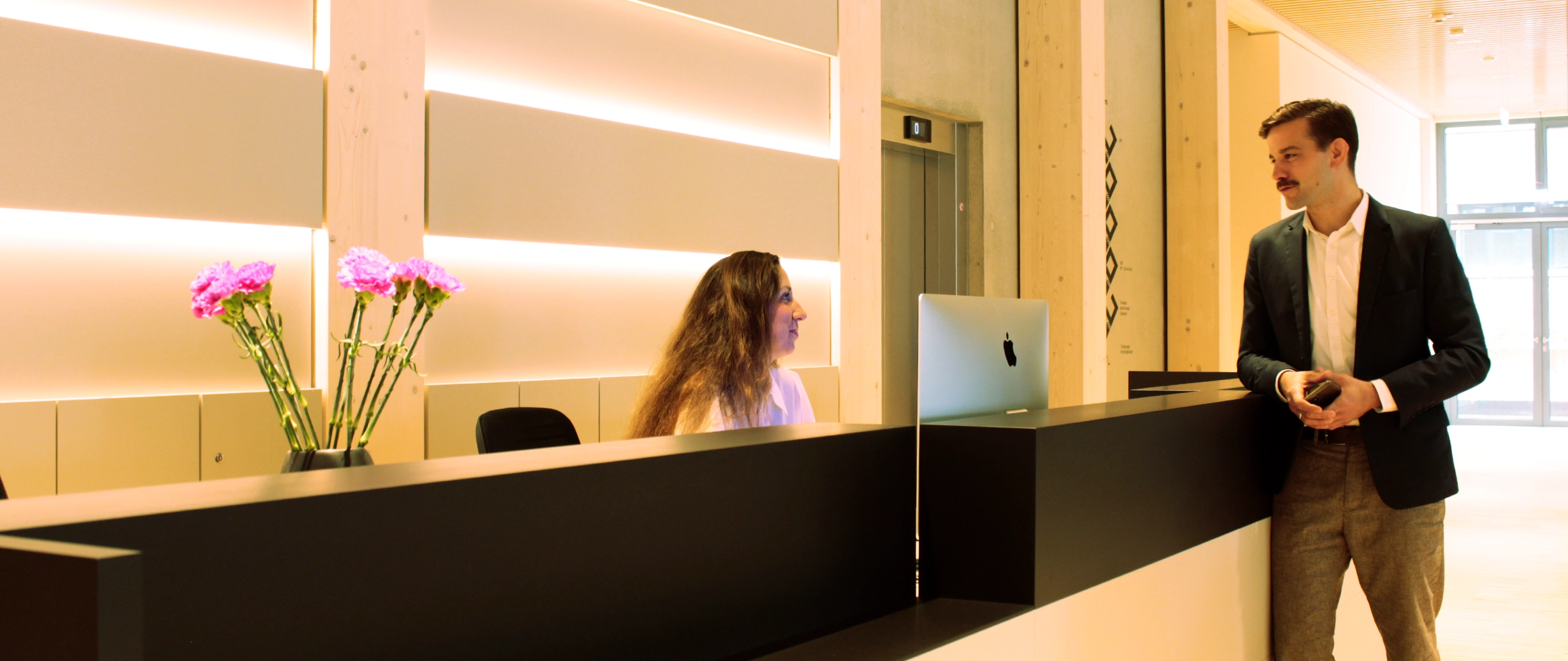 251120_CPM_Website-Bilder_Natural_Empfang-1 Persönlicher Kontakt am Empfang von CPM – direkter Austausch und Ansprechpartner für Ihre Anfrage